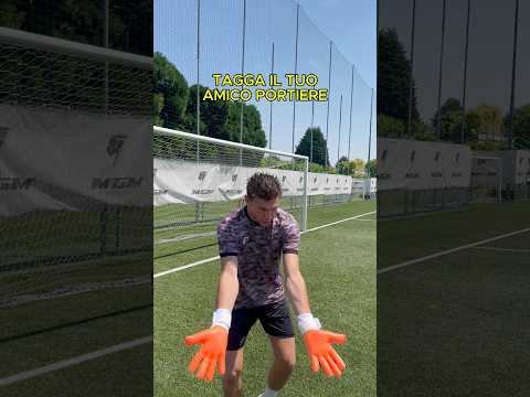 Condividi con il tuo amico portiere #shorts thumbnail