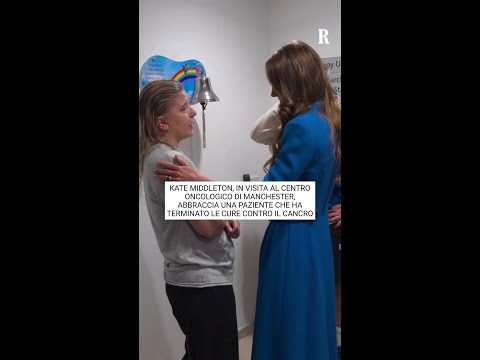 L'abbraccio di Kate Middleton a una donna che ha finito le cure contro il cancro thumbnail