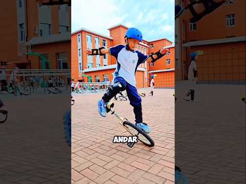 أول تجربة على الدراجة ذات العجلتين ثم السقوط الكبير! 😱💥🚲😂 thumbnail