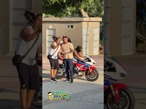 Venta moto 🏍️ de cartón 📦💵🏃‍♂️ #funny #humor #viralvideo #prank thumbnail