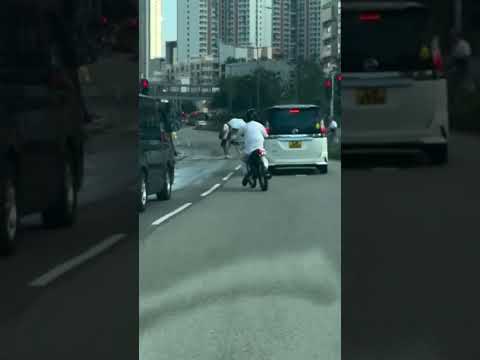 車CAM直擊 - 有料 😂 戴埋頭盔當正自己係電單車 thumbnail