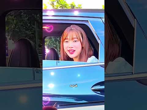 طلع وشّه من شباك العربية… واللي حصل بعدها خلّى قلبه يطير! ?? thumbnail
