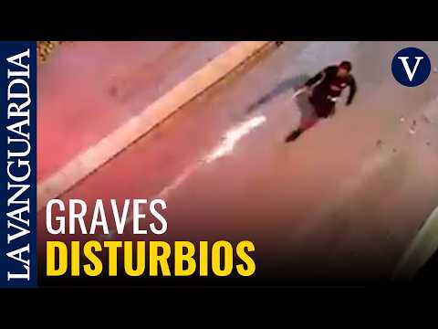 Jóvenes encapuchados se enfrentan con pirotecnia a los Mossos tras un desahucio en Mataró thumbnail