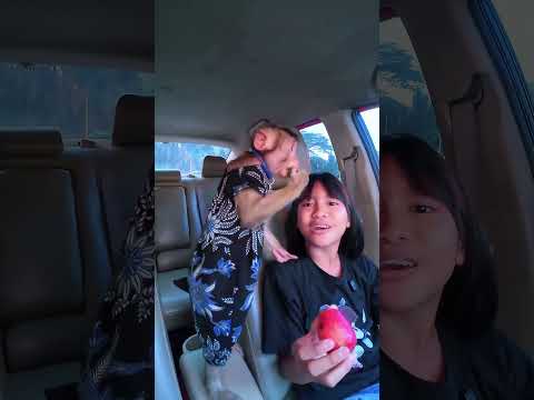 Tetap pilih buah anggur hijau 🤭😁 #shortvideo #short #monkey #monyet  #funny thumbnail