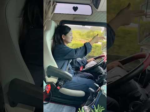 Chuyến hàng chiều ngày cuối tuần của nữ tài xế xinh đẹp #truckdriver #automobile #trucking #trucker thumbnail