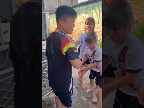 Các cháu lại nghịch bóng bay nước rồi #shorts #caulongbocondua thumbnail