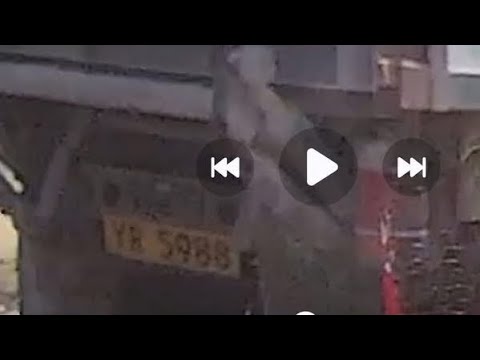 車CAM直擊 - YR5988 載貨不穩一路行一路飛 thumbnail
