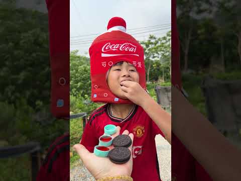 Cô bé ngoan ngoãn ăn kẹo cầu vồng và uống Coca-Cola rất ngon miệng. #vui #kẹo #thứcăn #dễthương thumbnail