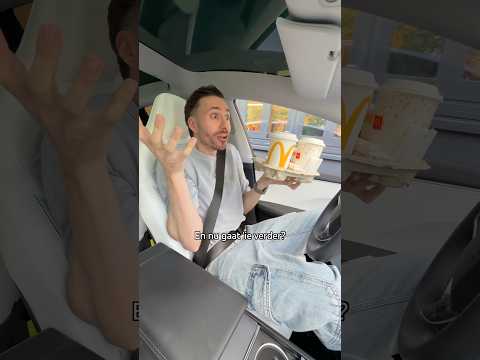 ZELFRIJDENDE TESLA vs MCDRIVE! 😱 thumbnail