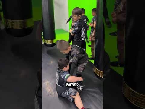 Il ragazzino paffuto voleva litigare... ma alla fine è stato baciato 😳😂 thumbnail