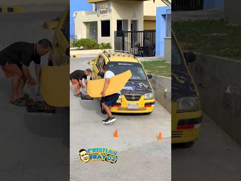 El carro 🚘 sin tapa 🛠️😬 #funny #viralvideo #humor #prank thumbnail