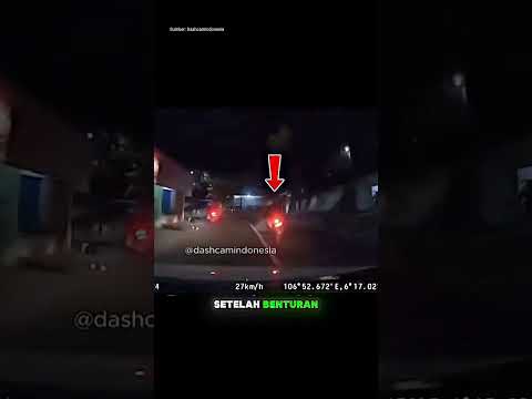 Pemotor Tak Sengaja Senggol Mobil, Akhirnya Kehilangan Kendali di Pinggir Jalan‼️ thumbnail