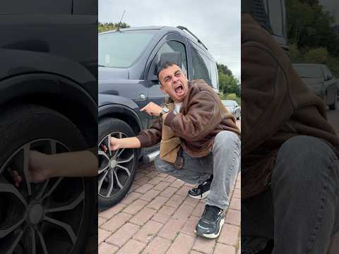 Elim Arabanın Jantına Sıkıştı #shorts thumbnail