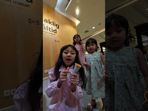 Ada yang tau ga Es Krim nya ada dimana?? 😁😊 #kembar #twinmoments #twins #cute #shortsfeed thumbnail