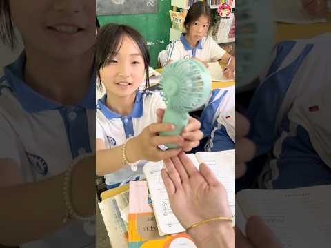 Cô giáo bất ngờ với những món quà của học sinh thumbnail