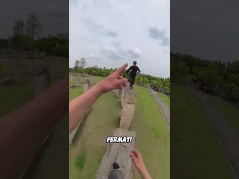 Anche il poliziotto era un maestro del parkour ??#shorts thumbnail