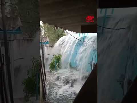 Água invade casas após vazamento em reservatório  da Sabesp; veja #Shorts thumbnail