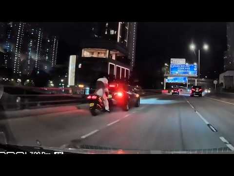 車CAM直擊 - 原來攬實係咁重要🤣 雙騎26跟車太貼 後座乘客差啲可以體驗做空中飛人 (轉載) thumbnail