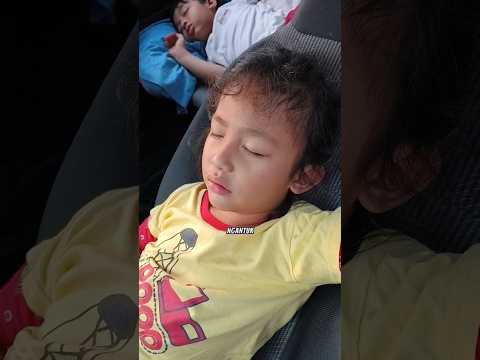 Mama Kaget Ara & Dedek G Mw Bangun Tdur D Mobil D Bangunin Teman Cantiknya Sruh Ltihan Sepak Bola ⚽😴 thumbnail