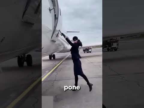 El difícil trabajo de una azafata ✈️⭐ thumbnail