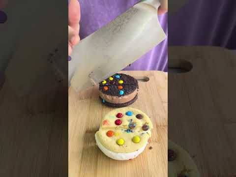 How to Eat ICE CREAM with Your BEST FRIEND! 🍦🤤 thumbnail