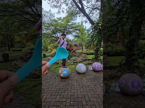 temon bisa berjalan di atas bola warna warni #trendingshorts thumbnail