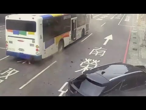 【車禍影片】紅燈右轉被公車教訓 thumbnail