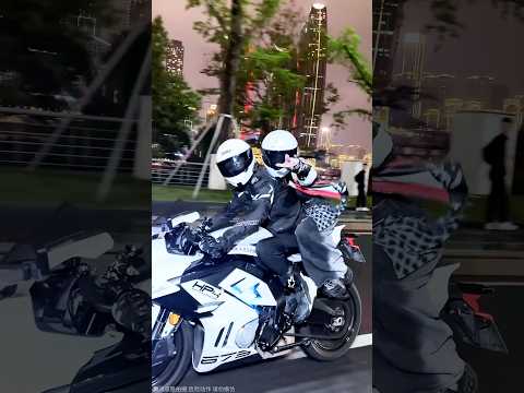 Chica motociclista guapa y elegante thumbnail