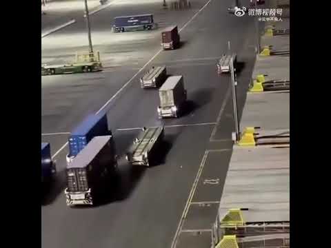 上海港的全自動裝卸運輸車，很慶幸科技掌握在文明手裡，我都不敢想象其他發達國家得先進成什麼樣子，老外最少還得追趕 20 年。 #机器人 #automobile #智慧工廠 #科学技術 thumbnail