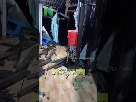 Đang ngủ thì xà lan tông sập nhà thumbnail