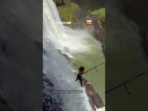 Coragem ou loucura? Mulher faz rope jump em cachoeira de Minas Gerais thumbnail
