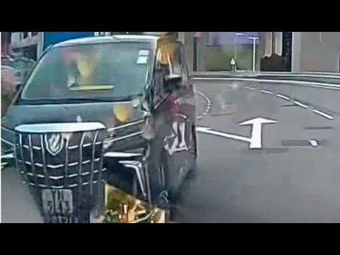 車CAM直擊 - 又係啲19棍頭司機阿？逆線入迴旋處 差啲迎面撞  thumbnail