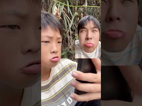 Cậu bé làm theo biểu cảm của anh trai thumbnail