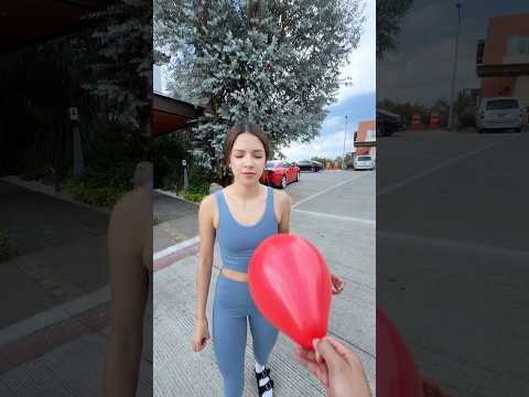 SI ATRAPAS EL GLOBO 🎈 TE COMPRO LO QUE QUIERAS 🤪 thumbnail