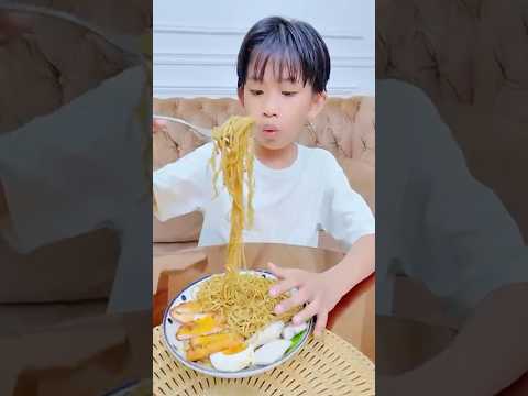 Kakak Rafa ASMR Mukbang Mie Apa Ya??  #shorts thumbnail