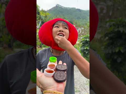 Cô bé ngoan ngoãn ăn kẹo cầu vồng và uống Coca-Cola rất ngon miệng. #vui #kẹo #thứcăn #dễthương thumbnail