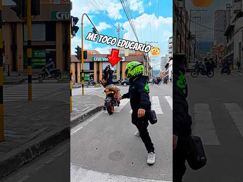 Se pasa el semáforo en rojo #divertido #humor #risas #biker thumbnail