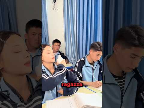 È entrato un PICCIONE in classe!😂 thumbnail