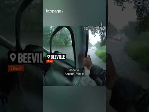 Poliziotto salva un bambino intrappolato in un auto sommersa thumbnail