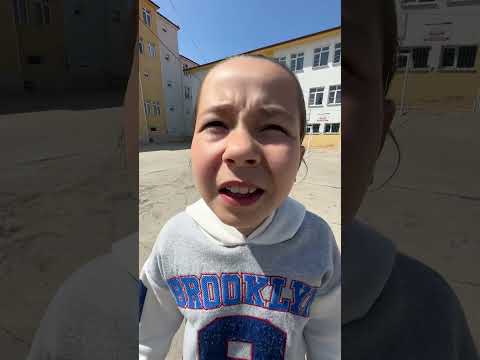 El yumruğunu yemeyen kendi yumruğunu balyoz sanarmış thumbnail