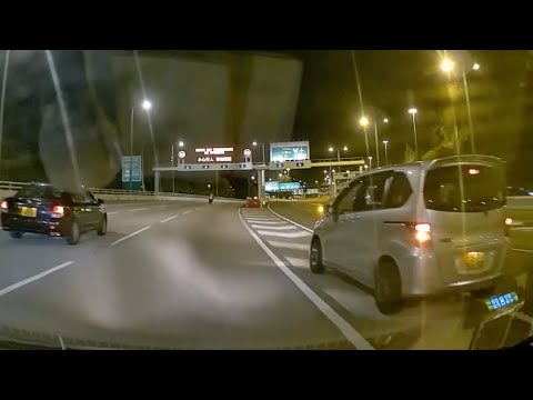 車CAM直擊 - 閘完一下已經讓咗你啦，係要雙白先cut過嚟 等收信  thumbnail