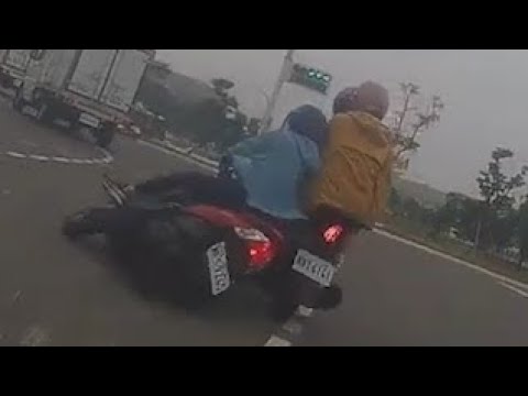 【車禍影片】這我真躲不過（2026.04.24 高雄市前鎮區中山路及光華路口 thumbnail