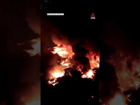 Huge fire breaks out near Jakarta's Jiung market; hundreds displaced thumbnail