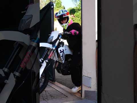 LA ETHEN MI HA MANDATO UN SACCO DI GADGET! #shorts thumbnail
