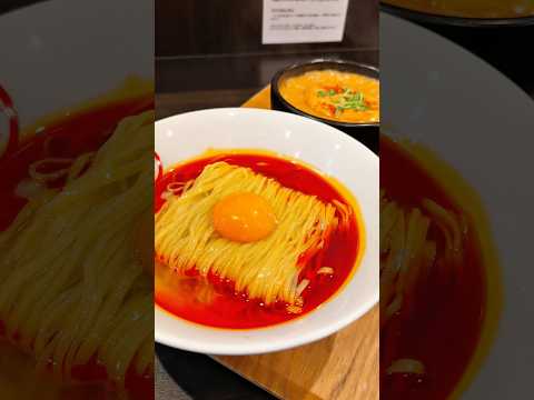 この鮮やかな真っ赤なつけ麺、反則級。 thumbnail