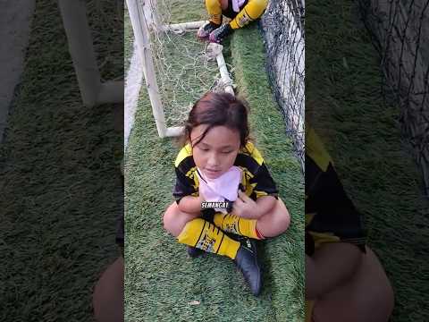Mama Ara Kaget Dedek Tawarin Rompi Sepak Bola K Kaka D Pnggir Lapang. Hrs Semangat Ada Supporters 🦺❤ thumbnail