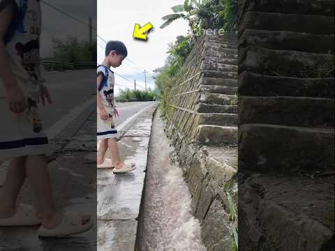พี่มอเตอร์ไซค์ช่วยน้องข้ามน้ำพร้อมทำทางให้ถาวร thumbnail