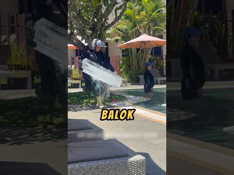 Beli BALOK ES Buat DINGININ KOLAM RENANG‼️😲 #kolamrenang #videoviral #lucu thumbnail