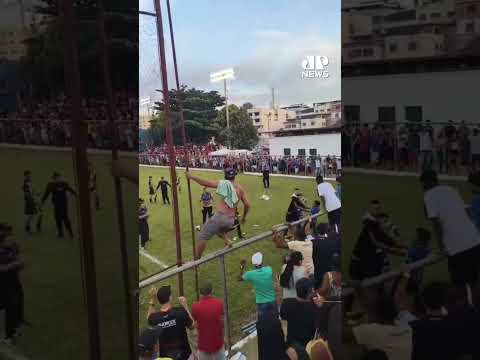 Partida acaba em pancadaria entre jogadores e seguranças #Shorts thumbnail