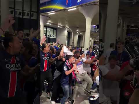 KIBICE PSG ŚWIĘTUJĄ TRIUMF W LIDZE MISTRZÓW #SHORTS thumbnail